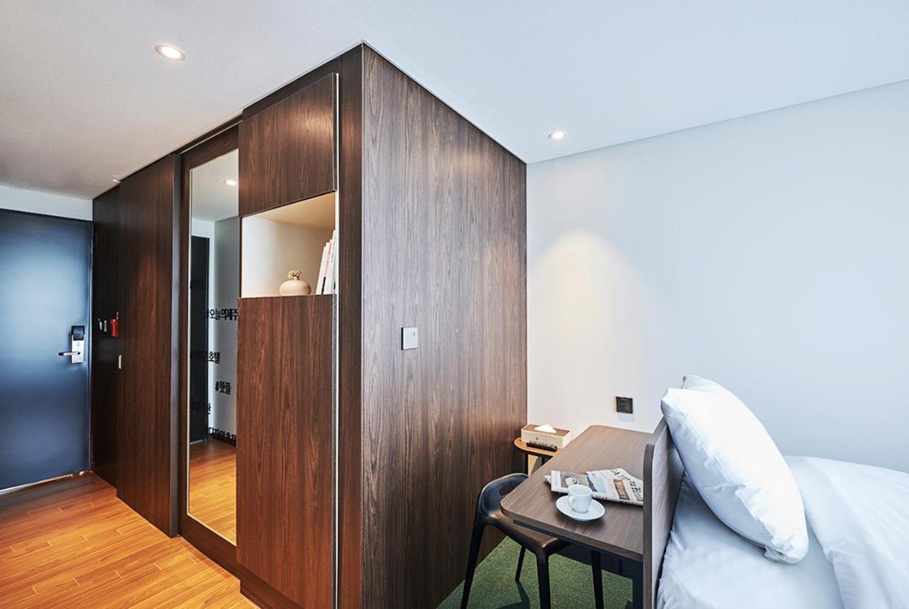 סאוגוויפו Jeju Pureun Hotel מראה חיצוני תמונה