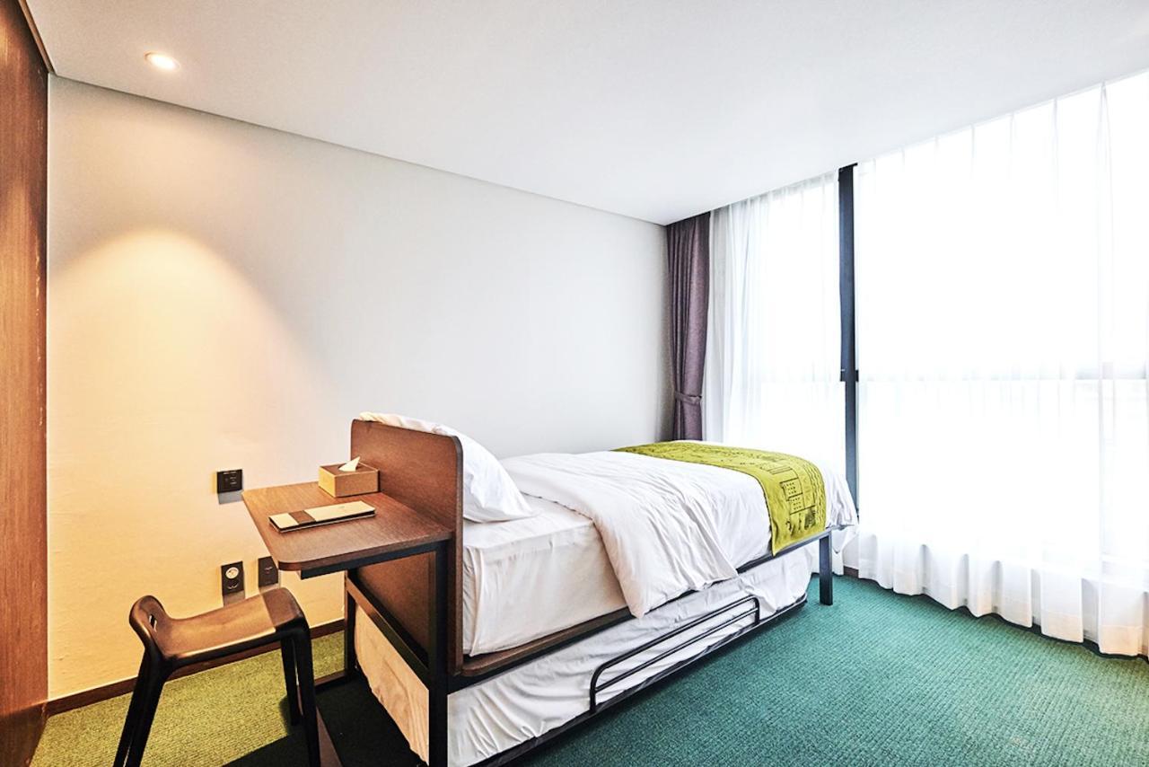 סאוגוויפו Jeju Pureun Hotel מראה חיצוני תמונה