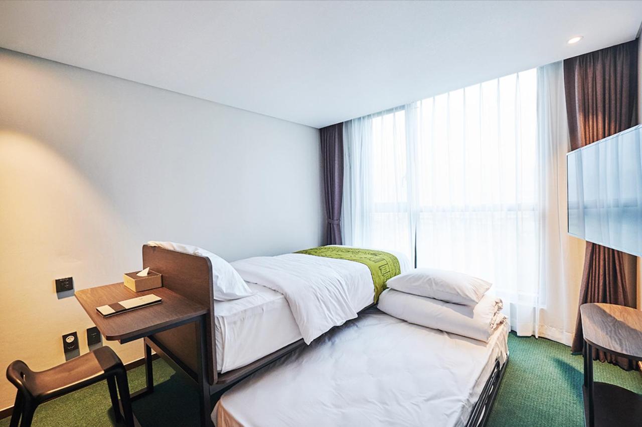 סאוגוויפו Jeju Pureun Hotel מראה חיצוני תמונה